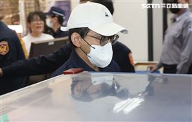 ▲黃子佼首度在媒體鏡頭前深深一鞠躬，似乎表達道歉之意。（圖／記者鄭孟晃攝影）