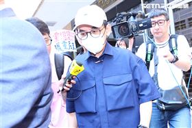 ▲黃子佼首度在媒體鏡頭前深深一鞠躬，似乎表達道歉之意。（圖／記者鄭孟晃攝影）