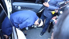 ▲黃子佼首度在媒體鏡頭前深深一鞠躬，似乎表達道歉之意。（圖／記者鄭孟晃攝影）