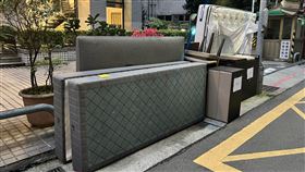 一名網友發現，大安區某社區路邊堆滿廢棄家俱，這些家俱要價都破萬，讓他感嘆，「為什麼別人丟掉的都比自己家裡的還好？」（圖／翻攝自臉書＠路上觀察學院）