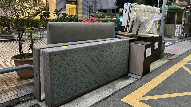 這1區「破萬家俱」堆滿路邊　一票人驚呆