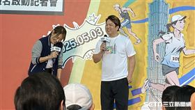 ▲周思齊（右）與台北101董事長賈永婕，出席台北101公益垂直馬拉松記者會。（圖／記者張沛嘉攝影）