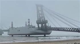 ▲中國社群媒體流傳一段影片，三艘連起來超過八百公尺的駁船停泊在廣東港口，疑似是共軍為未來登陸台灣做準備。（圖／翻攝自X平台 @lfx160219）