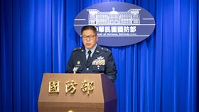 ▲國防部空軍司令部計畫處處長江元琦26日出席國防部記者會時證實，國防部副部長將率代表團訪美。（圖／國防部提供）