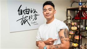 主持人融融特別把節目名刺在手臂上。（圖／八大提供）