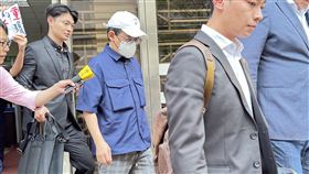 黃子佼二審開庭結束  不發一語離去藝人黃子佼（白帽者）涉購買持有2259個兒少性影像案，一審遭判8月，經上訴，二審台灣高等法院26日下午首度開庭，黃子佼庭訊後離開法院，面對媒體提問不發一語。中央社記者劉世怡攝  114年3月26日