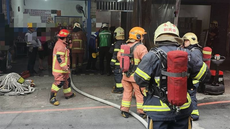 新／公寓竄出火煙　女屋主逃出嗆傷送醫