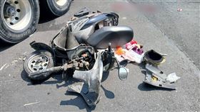 吳男的機車直接被撞毀，現場慘不忍睹。（圖／翻攝畫面）