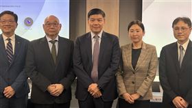 凱基金總經理楊文鈞主持2024全年法人說明會凱基金總經理楊文鈞（中）26日在法說會指出，股利政策將以現金股利為主，也不排除發放股票股利，希望能維持長期穩定的配發率指引。中央社記者羅元駿攝  114年3月26日