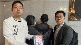 台中罷團志工遭男子襲擊  林祈烽陪同報案台中市罷免團體26日在西屯區水湳市場設攤宣講時，遭一名男子叫囂並意圖搶奪擴音器，還有推擠拉扯女性志工情形，民進黨市議員林祈烽（左）晚間陪同志工到第六警分局報案。右為律師王翼升。中央社記者郝雪卿攝  114年3月26日