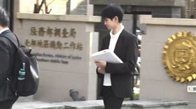 Andy老師在律師陪同下前往調查局北機站協助調查。（圖／民眾提供）