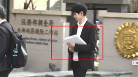 Andy老師抱著一疊資料前往北機站協助調查。（圖／民眾提供）