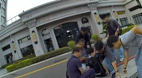 開BMW外送人頭卡，回收手機滅證，通訊行老闆，詐騙犯罪鏈(圖／翻攝畫面)