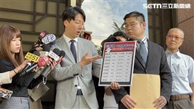 ▲民進黨發言人吳崢在律師陪同下，針對9個國民黨罷免民進黨立委選區出現死亡連署狀況，赴北檢告發。（圖／記者楊佩琪攝）
