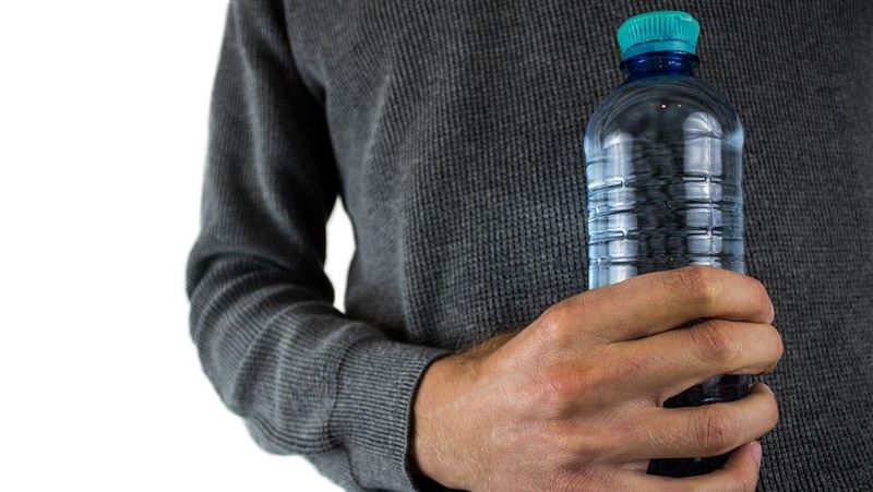 塑膠微粒已進入人體！營養醫學醫師劉博仁提醒，避免熱食接觸塑膠，多吃高纖蔬果，幫助排出體內塑膠微粒，降低腸道及代謝疾病風險。（示意圖／PIXABAY）