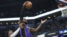 ▲洛杉磯湖人球星詹姆斯（LeBron James）補進致勝分，絕殺溜馬、率領湖人止敗。（圖／美聯社／美達志影像）
