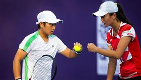 ▲台灣女網雙打好手吳芳嫺（右）本季和中國蔣欣玗組合成的「海峽組合」。（圖／翻攝自IG @wu_fang_hsien）