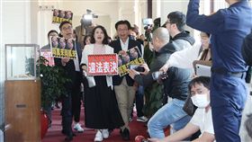 民進黨立院黨團到韓國瑜辦公室抗議立法院會25日將反廢死、反戒嚴公投排入議程，並在藍白立委人數優勢下，將公投案逕付二讀。民進黨團26日召開記者會後，黨團幹事長吳思瑤（前左2）等黨籍立委到立法院長韓國瑜辦公室抗議。中央社記者郭日曉攝  114年3月26日