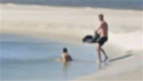 澳洲黃金海岸一處沙灘日前有一對男女情侶當眾上演活春宮，引起民眾圍觀、議論，不料2人激戰後竟向旁觀民眾伸手索討「觀賞費」，並稱「我們的表演不是免費的」（翻攝畫面）