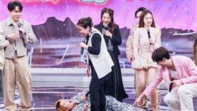 張秀卿過肩摔吳孟賢。(圖／中視提供）