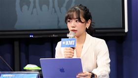 ▲國民黨27日舉辦「台灣民意挺嚴審總預算大公開！反共不能嘴砲，省錢投入軍備」記者會，桃園市議員凌濤、新北市議員江怡臻、國民黨發言人楊智伃出席。（圖／國民黨提供）