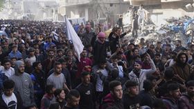 ▲2025年3月26日星期三，巴勒斯坦人在加薩走廊北部參加反戰抗議活動，反對哈馬斯，這是一次罕見的公開表達。（圖／美聯社／達志影像）