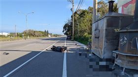 詭異車禍，騎士，失控偏離車道，猛力撞宮廟金爐爆頭亡(圖／翻攝畫面)