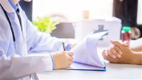 看醫生,問診（示意圖／攝影者jcomp／freepik）