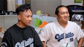 杜家慶(右)與杜紹穎(左)情同親兄弟，被粉絲暱稱開心男團。（圖／公視提供）