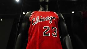 ▲喬丹（Michael Jordan）NBA第一件穿的球衣，拍賣以421.5萬美金成交。（圖／美聯社／達志影像）