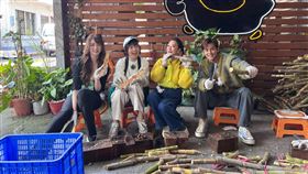 短今(左起)、籃籃、楊繡惠跟阿翔一起出外景。(圖/民視提供)

