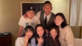 楊晴瑄（前排左）和老公Danny（後排左），與范瑋琪（前排中）、黑人（後排中）夫妻私交甚篤。（翻攝楊晴瑄IG）