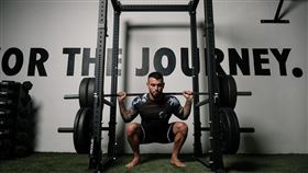 舉重突然滑倒，21歲醫學生，65kg槓鈴砸頭，慘死(示意圖／PIXABAY)