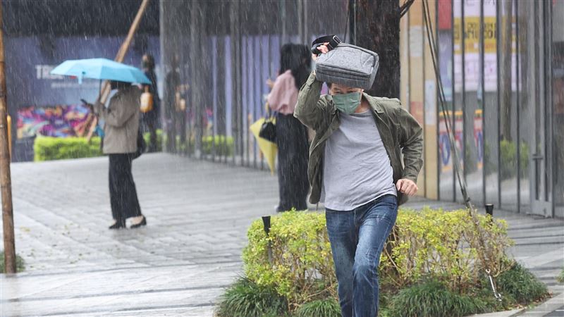冷鋒接近！明天氣溫狂跌10度！降雨熱區曝