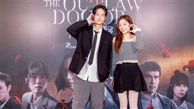 夏騰宏（左）自曝演戲時被阮秋姮電到忘詞。（圖／公視、中華電信、瀚草文創提供）