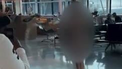 裸女大鬧德州機場　狂奔灑水拿鉛筆刺傷人