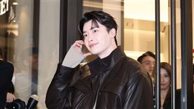 ▲李鐘碩以一身皮革製夾克帥氣亮相。（圖／記者鄭孟晃攝影）