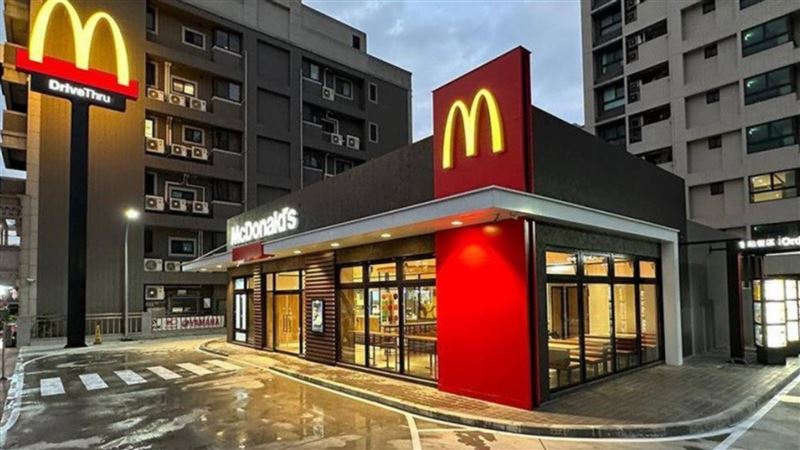 美國麥當勞總公司啟動歷來最大規模在港物業出售計畫，圖為尖沙咀星光行地標級店面之一，首批8間店鋪橫跨旺角、銅鑼灣、荃灣等黃金地段，標售總額上看30億港元，預計分兩階段完成處分，官方強調餐廳營運不變，僅出售物業產權本身，但市場猜測資產出售背後或有地緣政治風險考量。(圖／麥當勞提供)