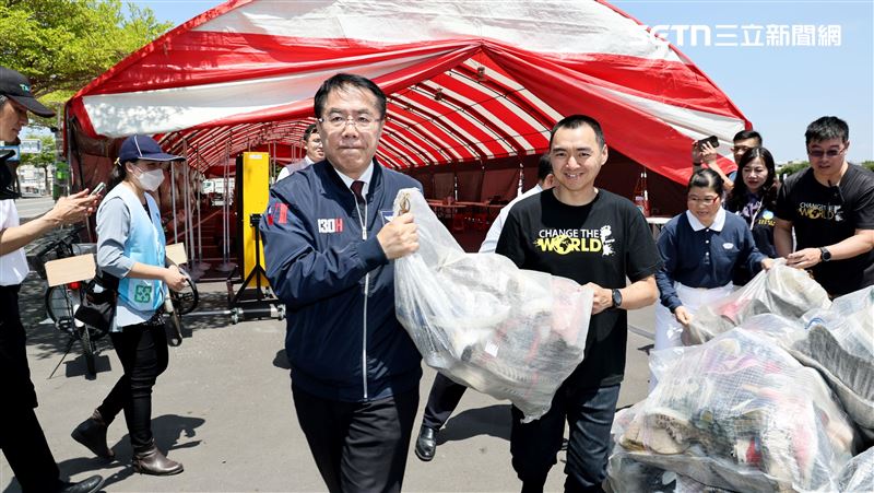 一起送愛到非洲　黃偉哲響應「舊鞋救命」