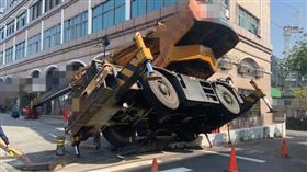 ▲北市南港路三段一處大樓旁有吊車傾斜四輪懸空，場面嚇人。（翻攝畫面）