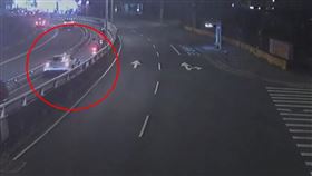 有著窮人法拉利之稱的Alfa Romeo 4C因不明原因誤闖機車道。（圖／翻攝畫面）