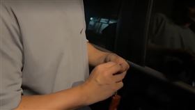 銀樓老闆娘兒子還原事發當時，仍不捨母親還在醫院救治。（圖／翻攝畫面）