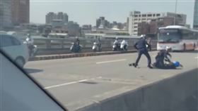 移工最終仍在大漢橋上遭警方狠逮。（圖／翻攝畫面）