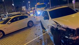 現場多車慘遭撞毀，現場慘不忍睹。（圖／翻攝畫面）