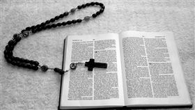 驅魔,神父,聖經,教堂,牧師,（示意圖／翻攝自Pixabay）