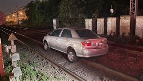 桃園汽車誤闖鐵軌  影響交通幸無人傷（2）桃園市中壢區台鐵六和平交道27日晚間遭一輛自小客車闖入，影響台鐵列車運行。警方初步調查指出，年約70歲的黃姓男子不知何故將車開上鐵軌，酒測值為0，受困車輛脫離軌道後，約晚間8時37分平交道恢復雙向通行，肇事原因則有待進一步調查釐清。（鐵路警察局提供）中央社記者吳睿騏桃園傳真  114年3月27日