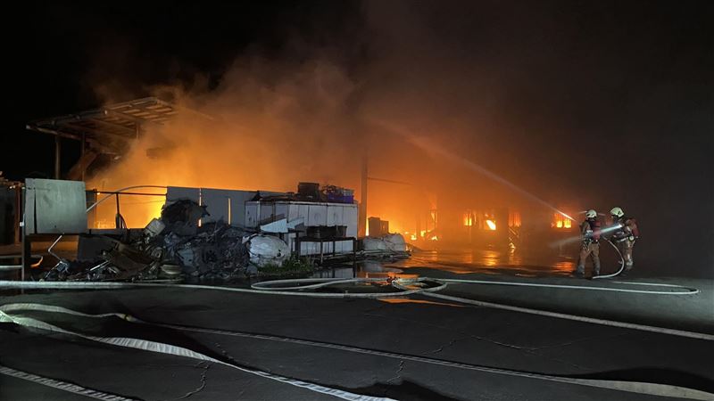 新／竹市資源回收場大火　橘光照亮夜空