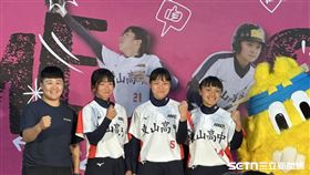 ▲東山高中女壘今年要力拚衛冕，左起教練紀泳帆、隊長羅禹晴、林育婷與邱詠晴。（圖／記者蔡厚瑄攝影）