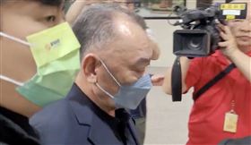 ▲吳寶田和女兒吳泓瑩一前一後進入北檢。（圖／翻攝畫面，下同）