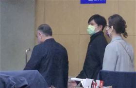 ▲吳寶田和女兒吳泓瑩一前一後進入北檢。（圖／翻攝畫面，下同）